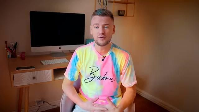 The t-Shirt Tie-Dye worn by Jeremstar in the video I REACT TO MY PICTURES FOLDER
