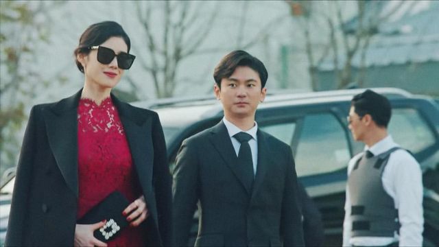 Roger Vivier Soft Flowers embellished clutch worn by Koo Seo Ryeong (Jung Eun-chae) as seen in The King: Eternal Monarch (S01E01)