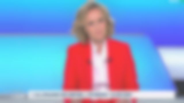 Los pantalones de traje recto con cinturón rojo de Caroline Roux en C dans l'air