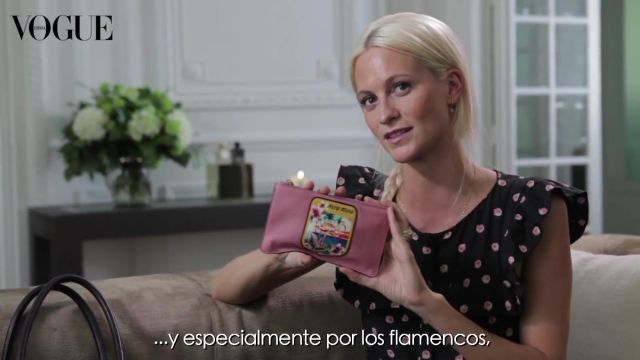 La pochette Miu Miu en cuir rose de Poppy Delevingne dans la vidéo Vogue : El bolso de Poppy Delevingne 