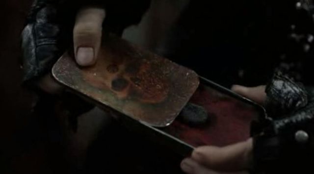The box of Clarke (Eliza Taylor) for the Flame in The 100 (Season 3 Episode 13)