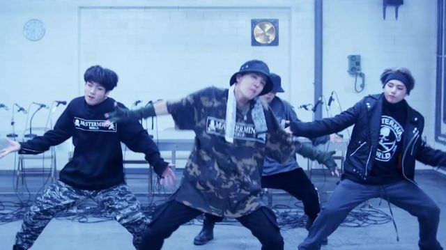 Le sweatshirt noir à manches longues Mastermind World porté par Jungkook dans le clip BTS MIC Drop (Steve Aoki Remix) des BTS