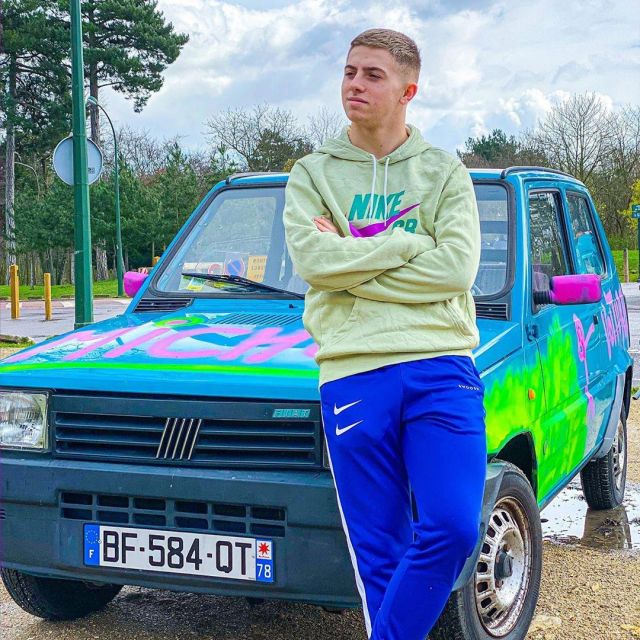 The pants Nike tracksuit worn by Michou on his account Instagram @michou_yt