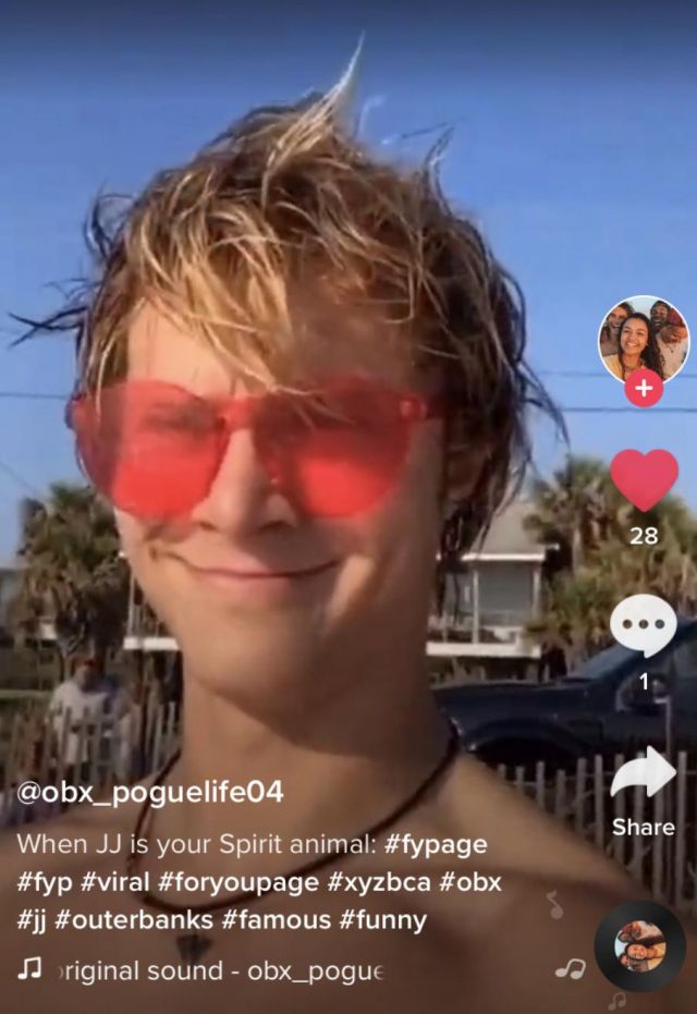 Gafas de sol rojas usadas por Rudy Pankow como se ve en TikTok