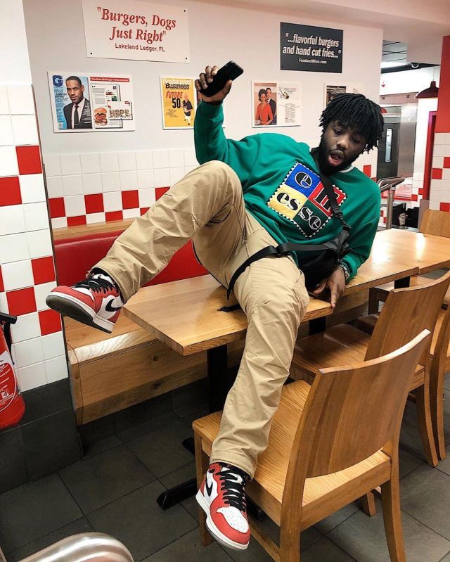 Sneakers Jordan 1 Mid Chicago Black Toe Lonni on his account Instagram @lonnizer