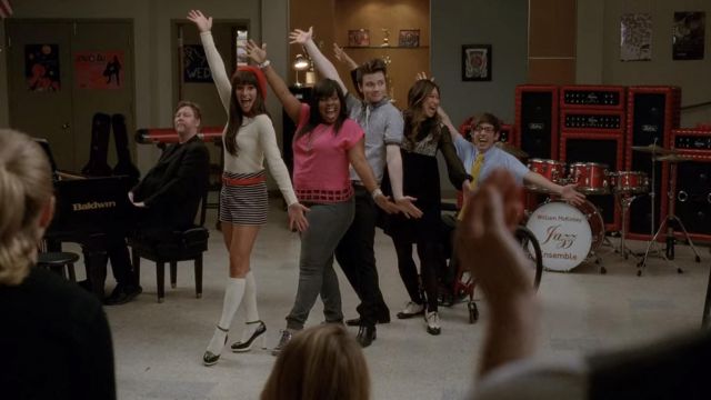 Les chaussures escarpins blancs et noirs portés par Rachel Berry (Lea Michele) dans la série Glee (Saison 3 Épisode 22)