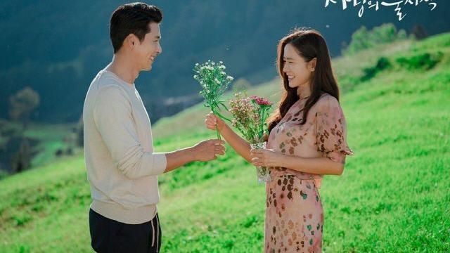 La robe fleuri de Yoon Se Ri (Son Ye-jin) dans Crash Landing on You (S01E16)