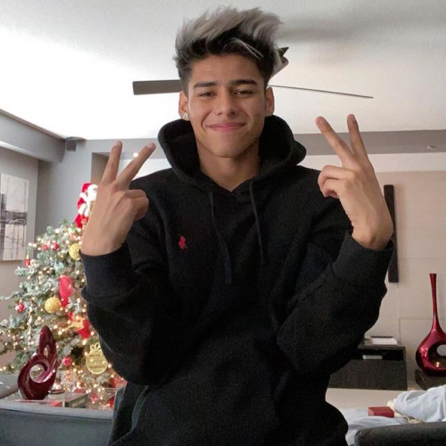 The sweatshirt hoody fleece black worn by Andrew Davila on his account Instagram @andrewdavila_ 