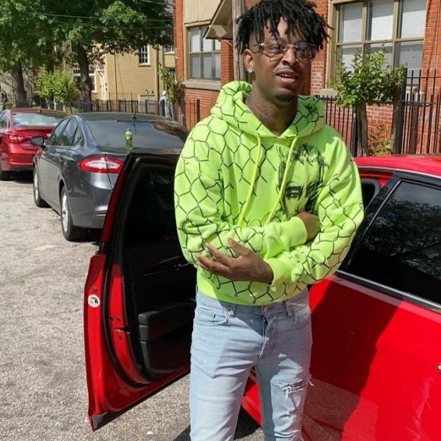 The hoodie neon Off-White worn by 21 Savage on his account Instagram @21savage 
