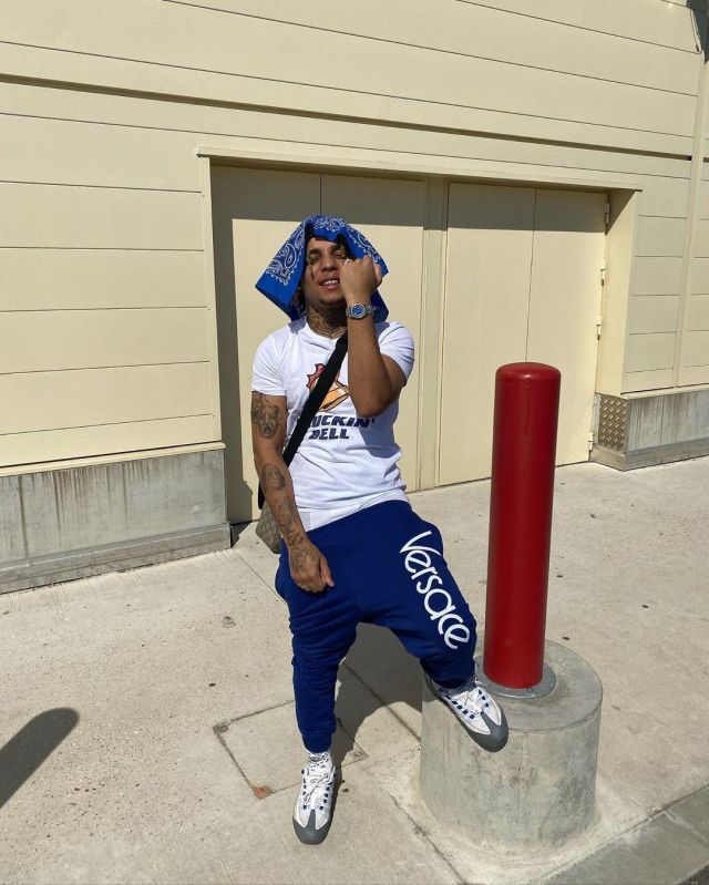 Le bandana bleu porté par Zola sur son post Instagram