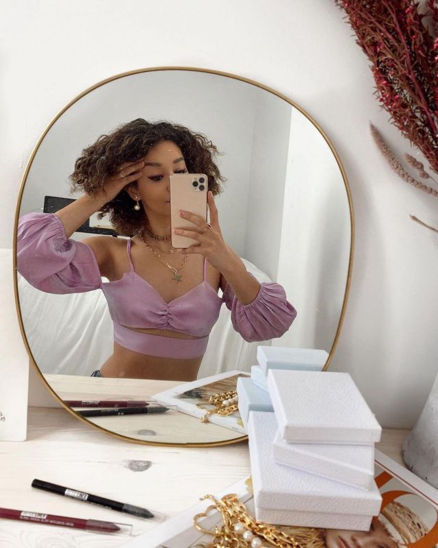 Le top Boohoo violet porté par Léna situations sur son compte Instagram @lenamahfouf