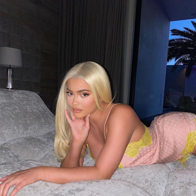 La robe en dentelle de Kylie Jenner sur son compte Instagram