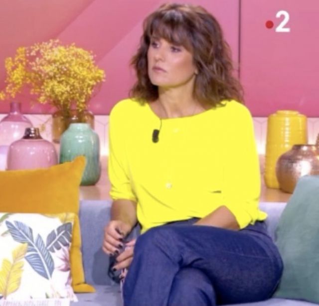The sweater round neck short yellow of Faustine Bollaert on the account Instagram of @faustinebollaert
