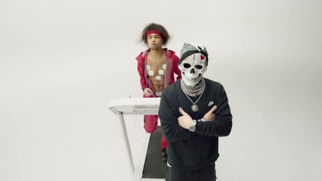 Le sweatshirt Nike dans le clip MACINTOSH de Gambi