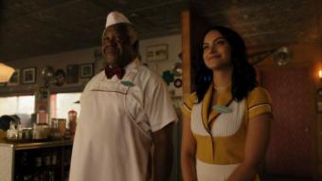 L'uniforme de serveuse du Pops porté par Veronica Lodge (Camila Mendes) dans la série Riverdale (S04E04)