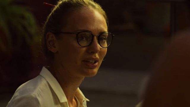 Les lunettes portées par Zoe Walker (Laura Haddock) à des Lignes Blanches (S01E04)