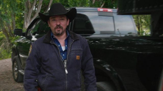 Carhartt Grès bleu veste portée par le Bétail Agent Steve Hendon (James Jordanie) dans le Yellowstone (S03E02)