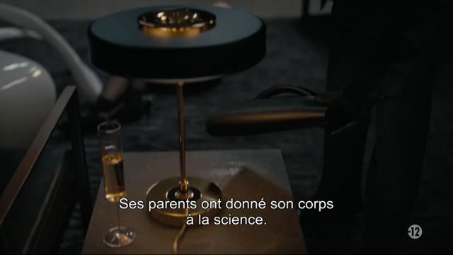 La lampe Rev by Bert Franck dans l'appartement de Jr. Liam Dempsey (John Gallagher Jr.) dans Westworld (S03E01)