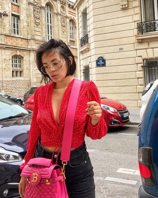 The top red croppé V neck cinched and ruched printed polka dot ribbed of Agathe Auproux on his account Instagram @agatheauproux