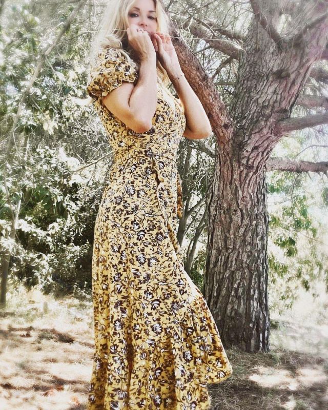 La robe portefeuille fleurie à manches bouffantes de Ingrid Chauvin sur son compte Instagram @ingrid_chauvin_officiel
