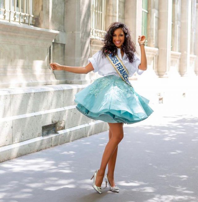 Les escarpins à paillettes avec strass argent de Clémence Botino sur son compte Instagram @clemencebotinooff