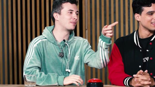 Le sweatshirt à capuche vert Adidas de Foda C dans la vidéo Co­lum­bine : Lu­ji­peka vs Foda C - Rap Jeu #3 avec Seezy & Mar­tin Va­chiery