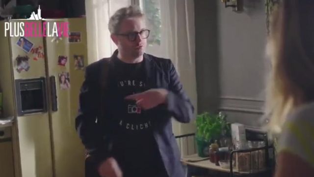 Le t-shirt bleu marine col rond 'You're such a cliché ' appareil photo drapeau français porté par Nathan (Thibaud Vaneck) dans Plus belle la vie (S16E156)