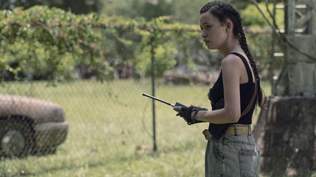 Le crop-top noir de Rosita Espinosa (Christian Serratos) dans The Walking Dead (Saison 9 Episode 6)