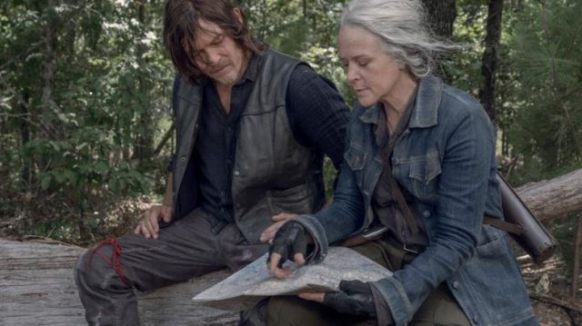 La longue veste en jean de Carol Peletier (Melissa McBride) dans The Walking Dead (Saison 10 Episode 6)