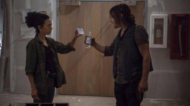 La blouse kaki de Connie (Lauren Ridloff) dans The Walking Dead (Saison 9 Episode 13)