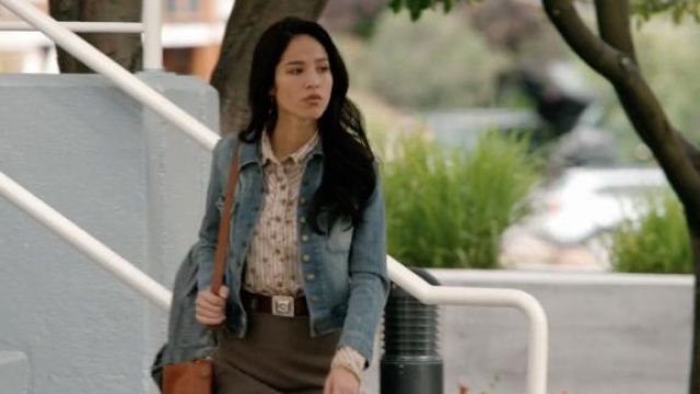 Actuel/Elliott veste en jean portée par Monica Dutton (Kelsey Chow) comme on le voit dans l&#39;émission de télévision de Yellowstone (Saison 3 Épisode 1)
