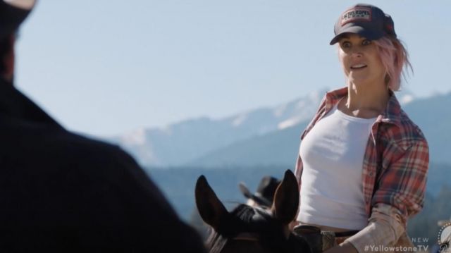Rails à Carreaux en Flanelle, Chemise Rouge à Carreaux Ombre portée par un Jeu (Jennifer Landon) comme on le voit dans le Yellowstone (S03E02)