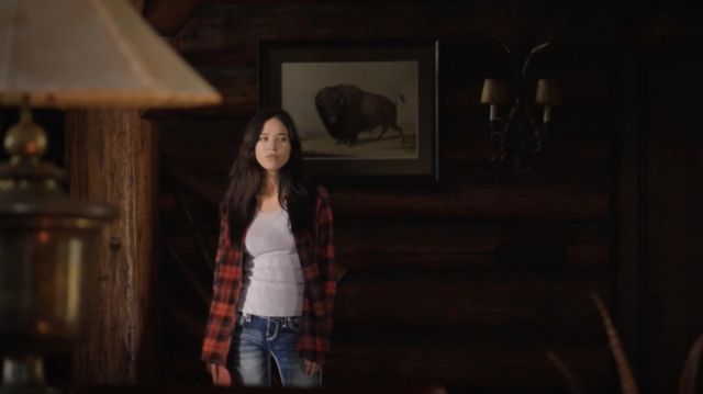 Jeans en Denim avec des coutures blanches portées par Monica Dutton (Kelsey Chow) Yellowstone (S03E02)