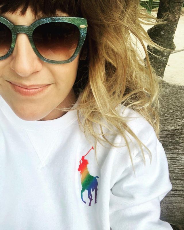Le sweat blanc unisexe de Daphné Bürki sur son compte Instagram @daphneburki