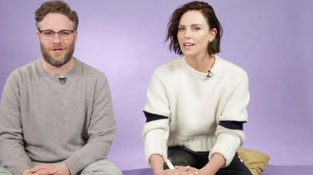 Suéter blanco usado por Charlize Theron en Seth Rogen y Charlize Theron juegan con cachorros mientras responden a las preguntas de los fanáticos Video de YouTube