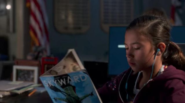 Le sweatshirt à capuche porté par Trixie (Scarlett Estevez) dans Lucifer (S04E01)