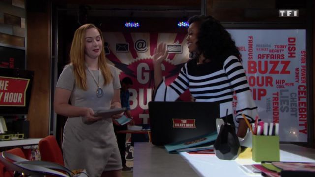 Le top marine à manches longues Scripted porté par Hilary Curtis (Mishael Morgan) dans la série Les feux de l'amour (Saison 44 Episode 244)
