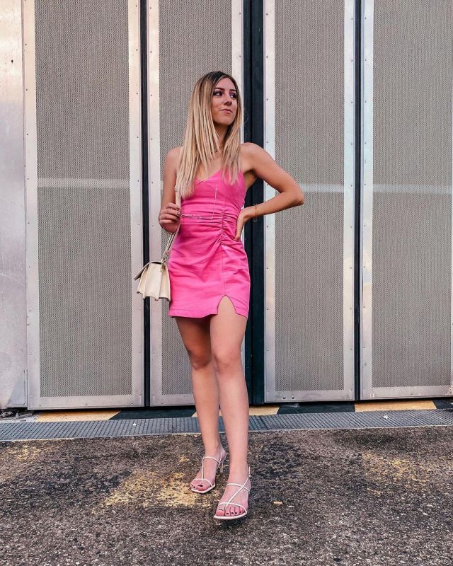 The pink dress worn by Laura R on his account Instagram @laura_r