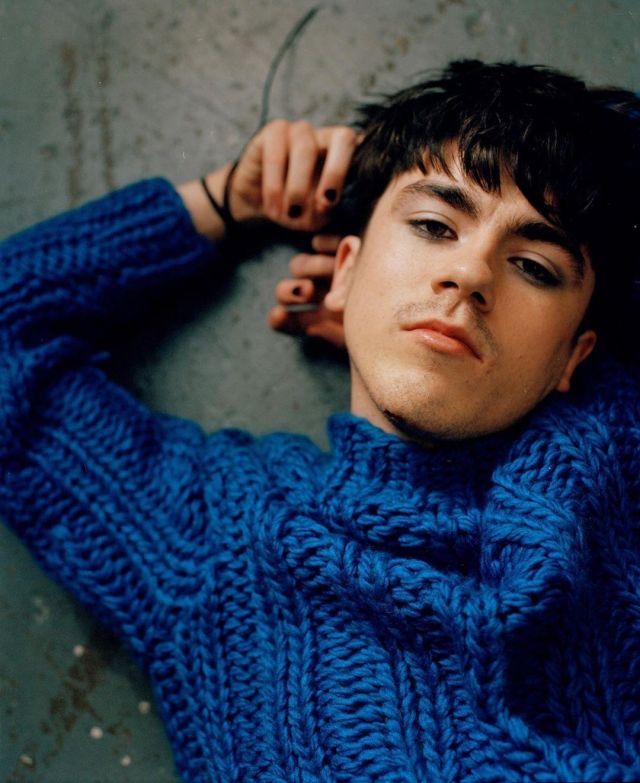 Knitted rib sweater in cobalt blue worn by Declan McKenna on the Instagram account @thedeclanmckenna