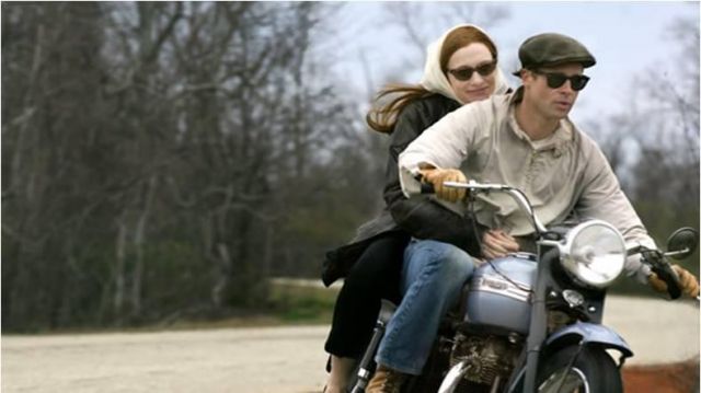 Les gants en cuir jaunes de moto portés par Benjamin Button (Brad Pitt) dans le film L'étrange histoire de Benjamin Button