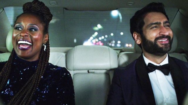La veste de smoking violette portée par Jibran (Kumail Nanjiani) dans The Love Birds