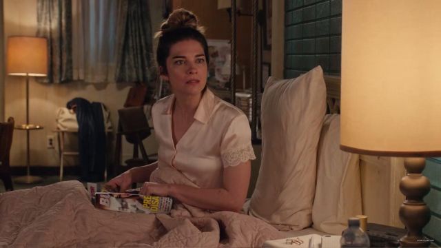 Pijama de seda usado por Alexis Rose (Annie Murphy) en Schitt's Creek (S06E07)
