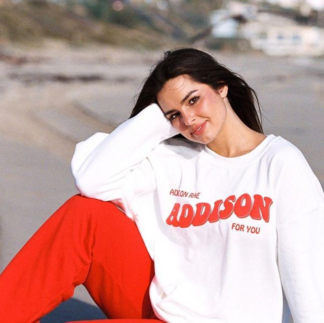 Le sweatshirt à capuche blanc porté par Addison Rae sur son compte Instagram @addisonraee 