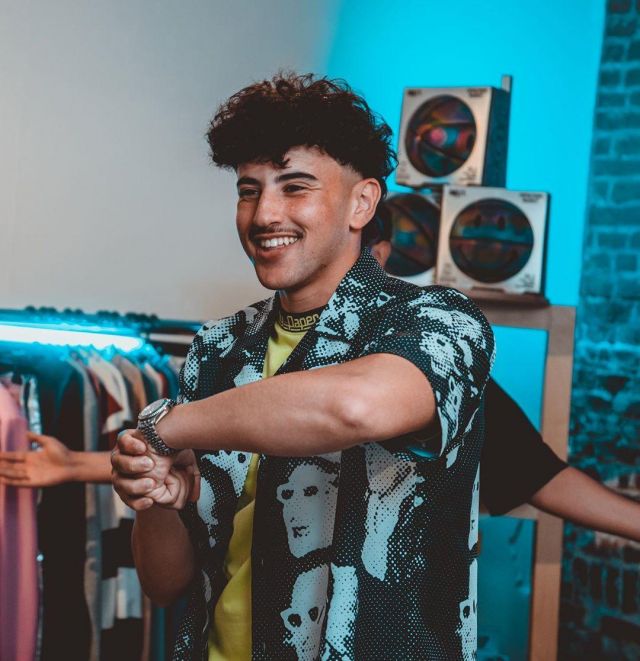 La chemise noire a motifs de visages blancs portée par Just Riadh sur son compte Instagram @justriadh
