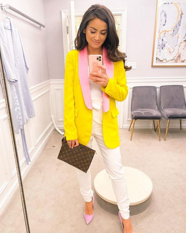 Le blazer jaune MSGM porté par Caila Quinn sur son compte Instagram @cailaquinn