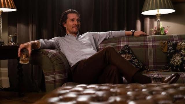 Le sweatshirt gris Lacoste de Michael Pearson (Matthew McConaughey) dans The Gentlemen