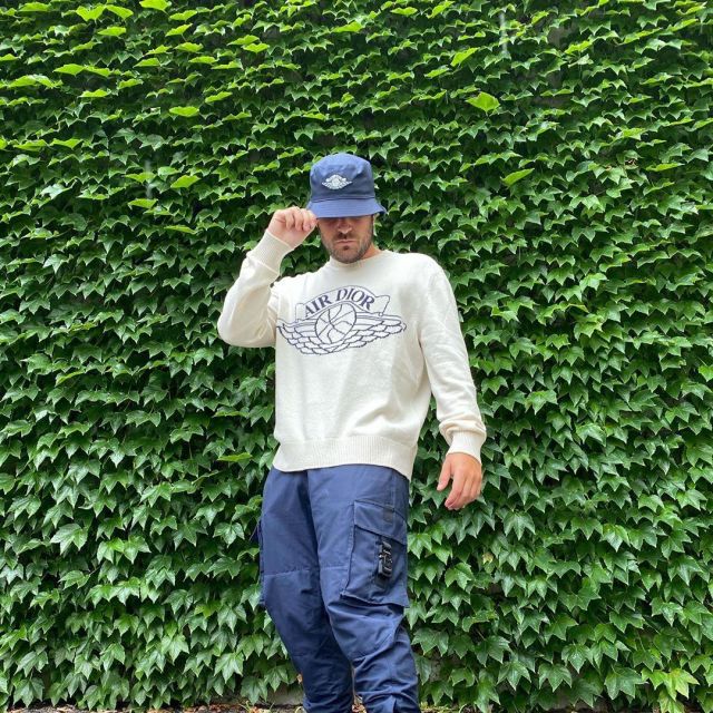 The sweatshirt Jordan X Dior worn by Max Miller in his account Instagram @miller 