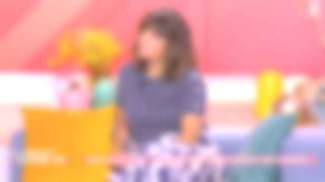 The t-shirt navy with jewel buttons on the shoulders of Faustine Bollaert in It starts today the 13.07.2020