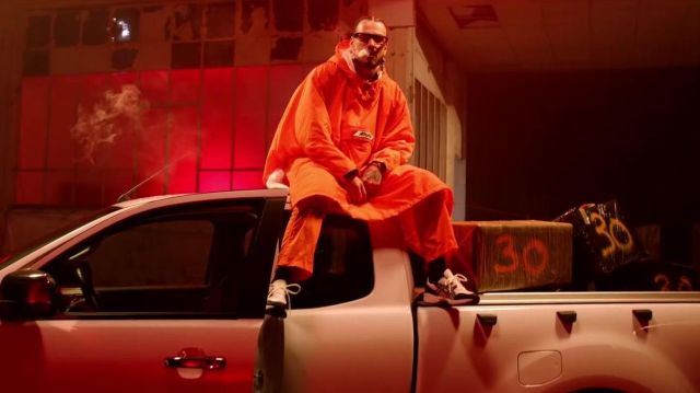 La veste poncho orange de SCH dans le clip Valise de Rim'K feat. Koba LaD, SCH