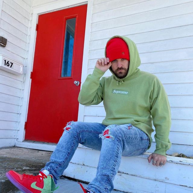 The sweatshirt Supreme Box Logo worn by Max Miller in his account ...